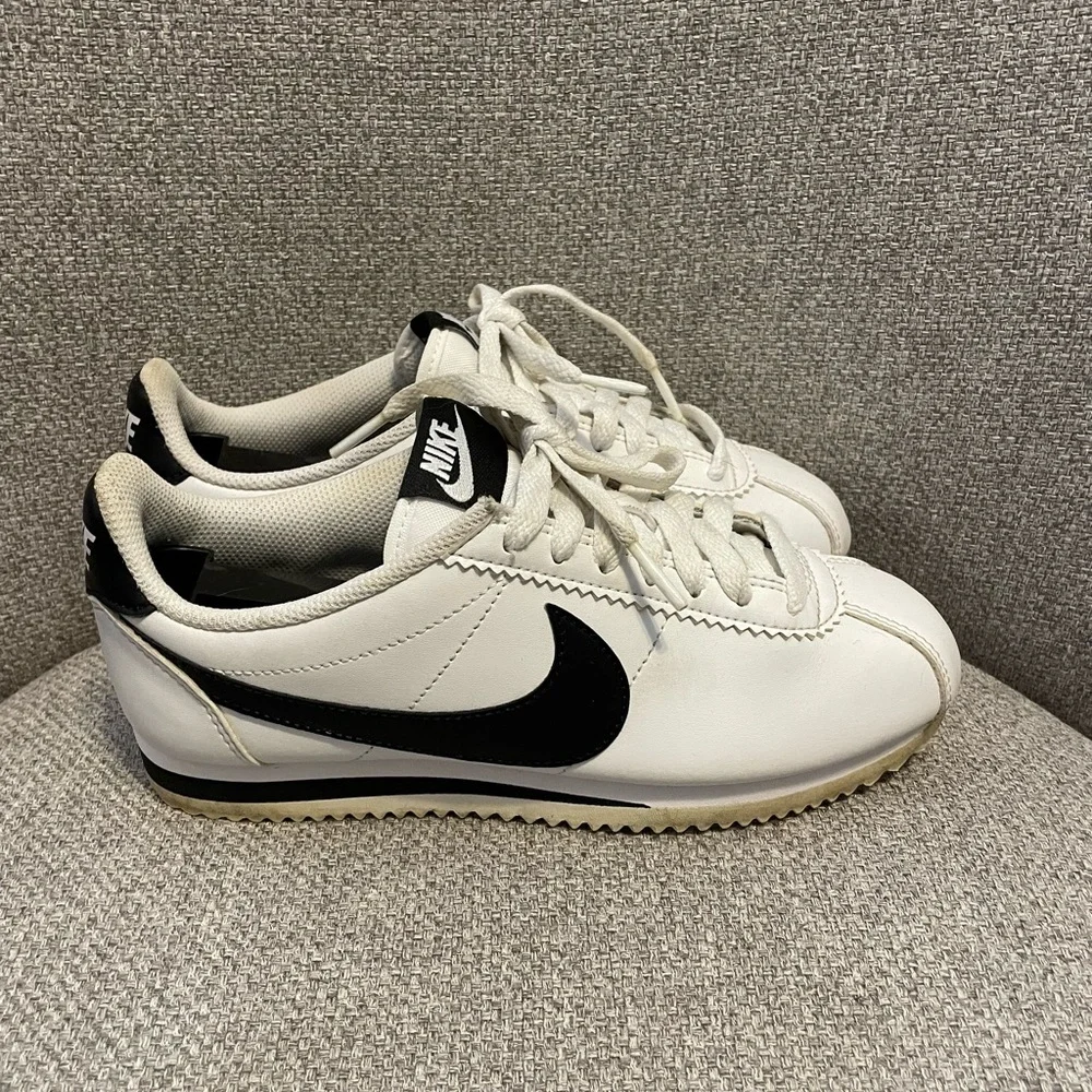 NIKE CORTEZ- youth sneakers in a classic white and black colorway. Size 5 - Picture 2 of 6